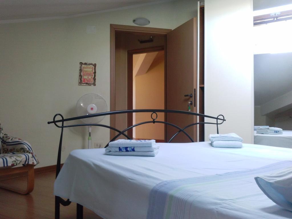 Mansarda Raggio Di Sole Bed & Breakfast เวโรนา ห้อง รูปภาพ